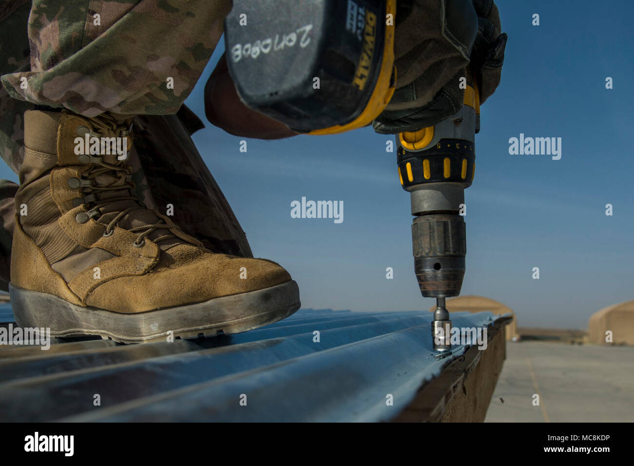 Membri della Louisiana Guardia Nazionale dell'Ingegnere 1020th azienda costruire le munizioni aree di attesa Marzo 30, 2018 a Mazar-i-Sharif nella provincia di Balkh, Afghanistan. Le munizioni aree di attesa sono costruiti per riporre e conservare le munizioni di sicuro quando viene dispiegato. Foto Stock