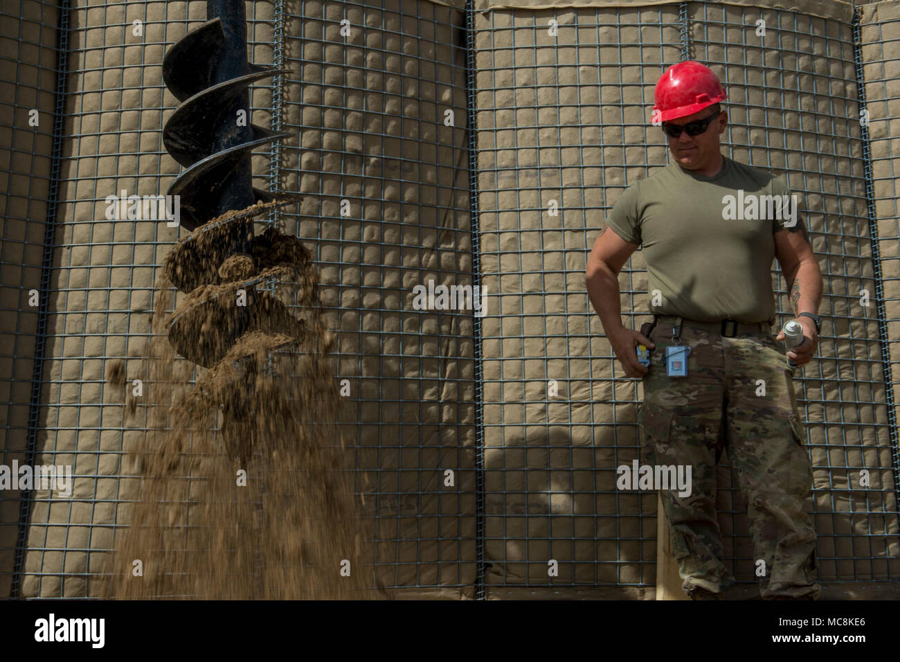 Membri della Louisiana Guardia Nazionale dell'Ingegnere 1020th azienda costruire le munizioni aree di attesa Marzo 30, 2018 a Mazar-i-Sharif nella provincia di Balkh, Afghanistan. Le munizioni aree di attesa sono costruiti per riporre e conservare le munizioni di sicuro quando viene dispiegato. Foto Stock