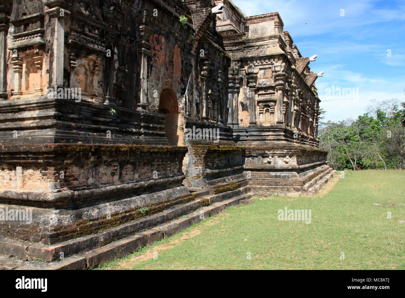 Bellissimi rilievi su di un tempio nella royal antica città di Polonnaruwa in Sri Lanka Foto Stock