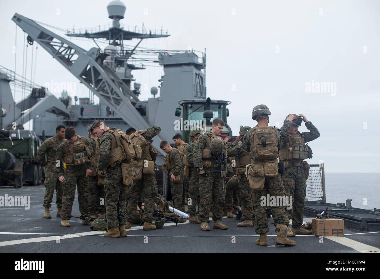 Stati Uniti Marines e marinai con il Battaglione Team di atterraggio 3/1, 13 Marine Expeditionary Unit (MEU), kit per un live-fire sparare a bordo del Whidbey Island-classe dock anfibio sbarco nave USS Rushmore (LSD 47) durante un squadrone anfibio e MEU integrazione (PMINT) esercizio in mare, Marzo 31, 2018. L'Essex anfibio gruppo pronto e il XIII MEU completamente integrate per la prima volta prima della loro implementazione in estate. Squadrone anfibio, MEU integrazione la formazione è un elemento cruciale di pre-distribuzione esercizio che consente al corpo di Navy-Marine team rapidamente a pianificare ed eseguire operazioni complesse da shippin navale Foto Stock