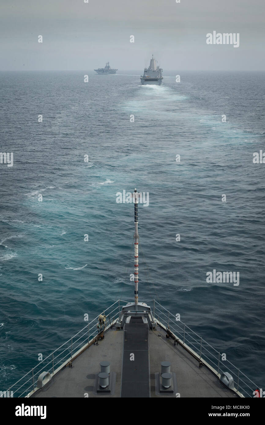 Il Whidbey Island-classe dock anfibio sbarco nave USS Rushmore (LSD 47) esegue manovre per un stretto transito durante un squadrone anfibio e Marine Expeditionary Unit (MEU) integrazione (PMINT) esercizio in mare, Marzo 31, 2018. L'Essex anfibio gruppo pronto e il XIII MEU completamente integrate per la prima volta prima della loro implementazione in estate. Squadrone anfibio, MEU integrazione la formazione è un elemento cruciale di pre-distribuzione esercizio che consente al corpo di Navy-Marine team rapidamente a pianificare ed eseguire complesse operazioni di spedizione navale. Foto Stock