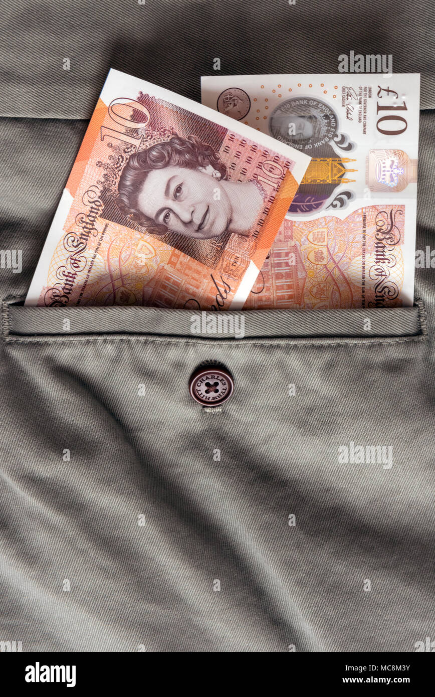 Dieci pound note nella tasca posteriore Foto Stock