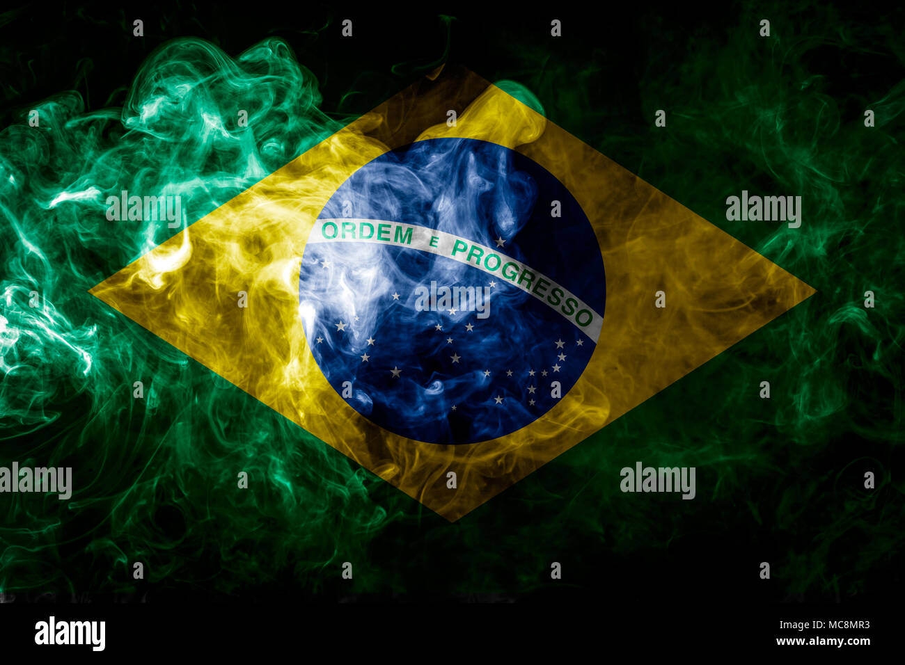 Bandiera Nazionale Del Brasile Da Spesso Di Fumo Colorato Su Un Nero Sfondo Isolato Foto Stock Alamy
