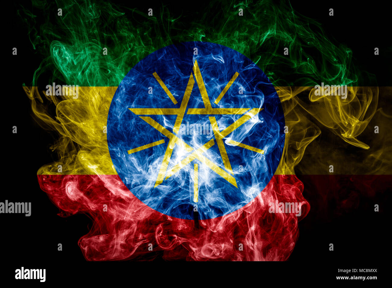 Bandiera nazionale dell'Etiopia da spesso di fumo colorato su un nero sfondo isolato Foto Stock