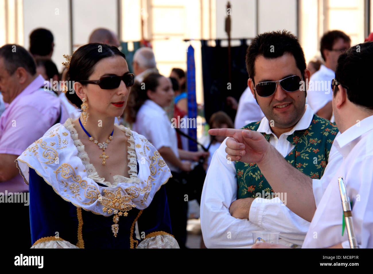 Tradizionalmente vestiti persone all'Hogueras de Festival di San Juan di Alicante in Spagna Foto Stock