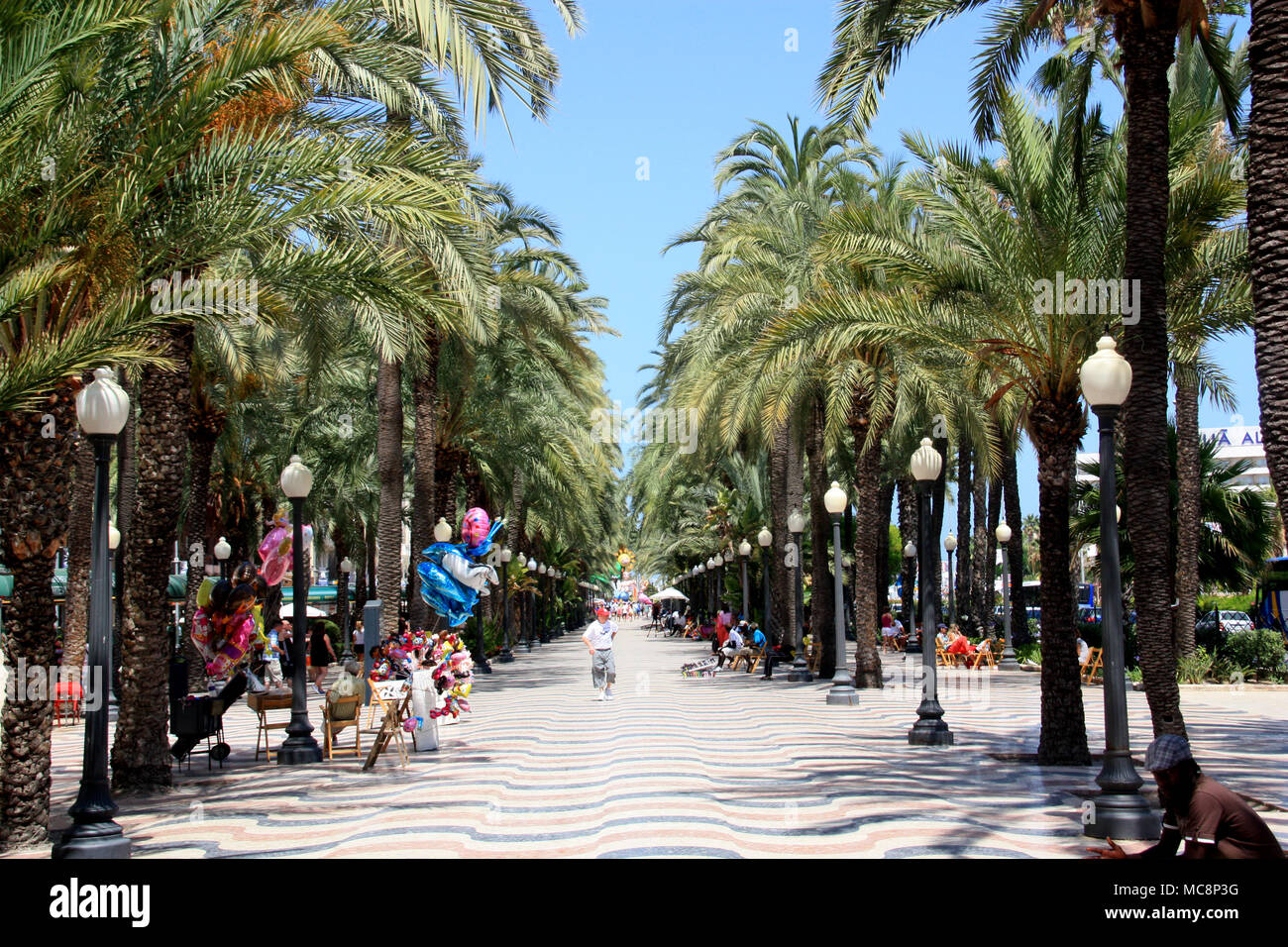 La Explanada de España, un lungomare che corre parallelo alla porta, è uno delle zone più popolari di Alicante in Spagna Foto Stock