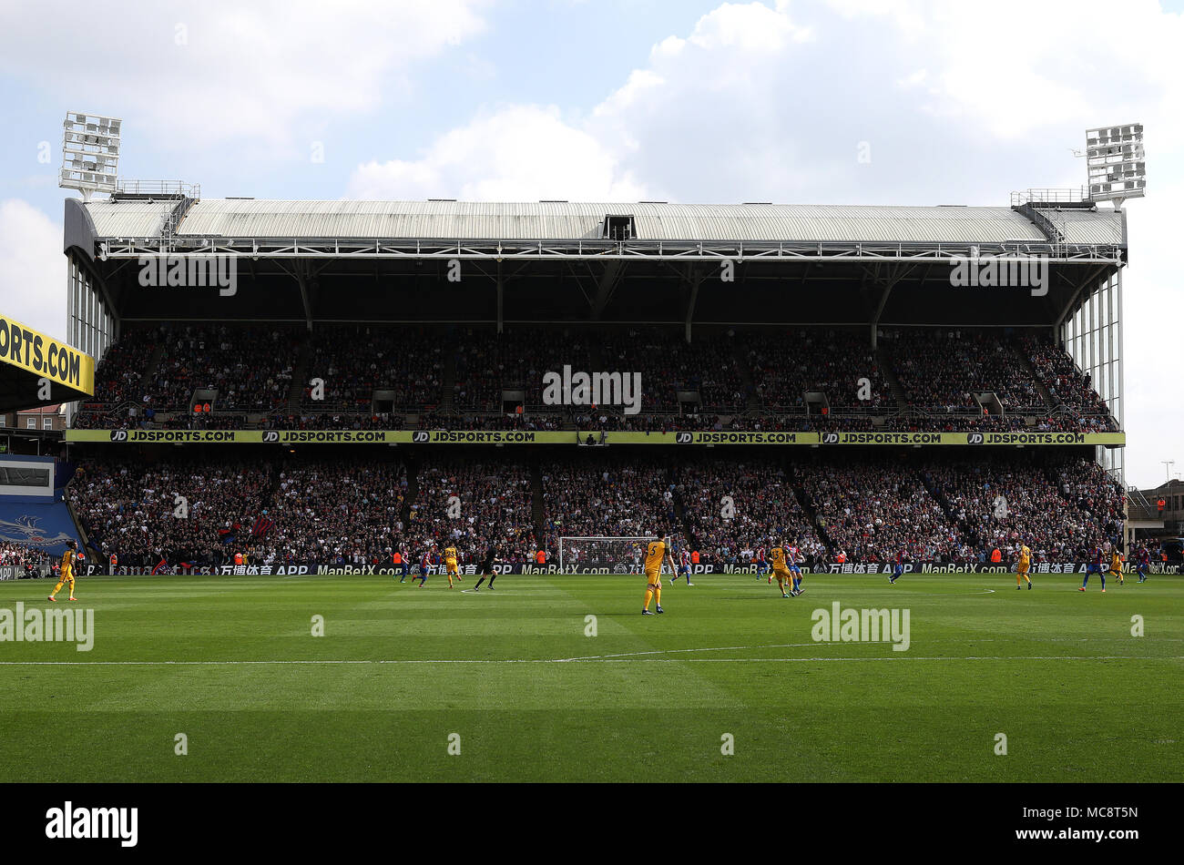 Una visione generale dell'azione della partita durante la partita della Premier League a Selhurst Park, Londra. PREMERE ASSOCIAZIONE foto. Data immagine: Sabato 14 aprile 2018. Visita il palazzo DEL CALCIO della storia della Pennsylvania. Il credito fotografico dovrebbe essere: Steven Paston/PA Wire. RESTRIZIONI: Nessun utilizzo con audio, video, dati, elenchi di apparecchi, logo di club/campionato o servizi "live" non autorizzati. L'uso in-match online è limitato a 75 immagini, senza emulazione video. Nessun utilizzo nelle scommesse, nei giochi o nelle pubblicazioni di singoli club/campionati/giocatori. Foto Stock