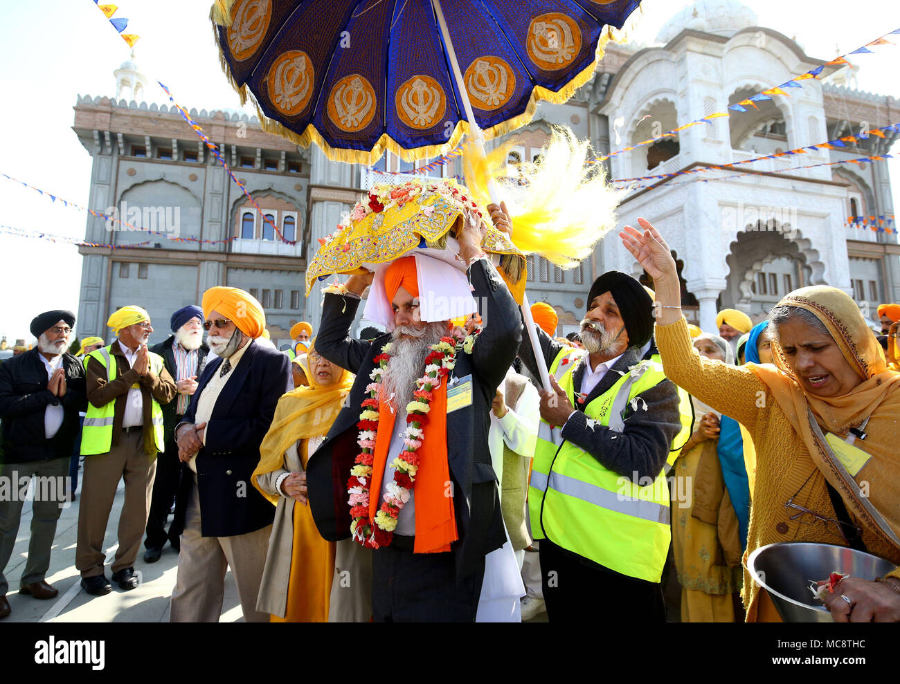 Il Guru Granth Sahib i sikh libro sacro, è portato dal Guru Nanak Gurdwara Darbar tempio durante il Nagar Kirtan processione attraverso Anzio, che fa parte del festival Sikh Vaisakhi segnando il raccolto primaverile per gli agricoltori e le comunità nel Punjab in India del nord. Foto Stock