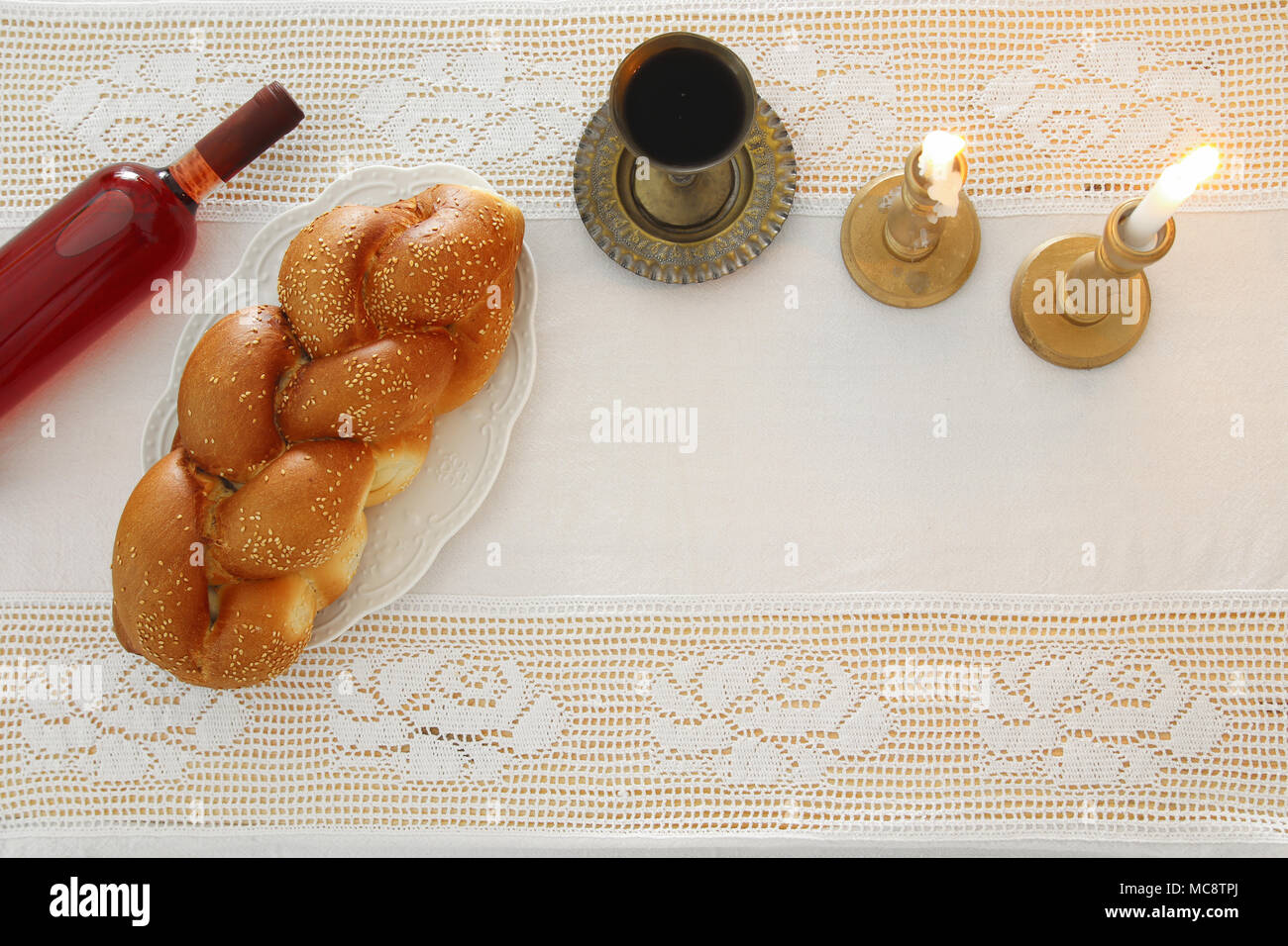 Immagine di shabbat. challah pane e vino di shabbat e candele sul tavolo. Vista superiore Foto Stock