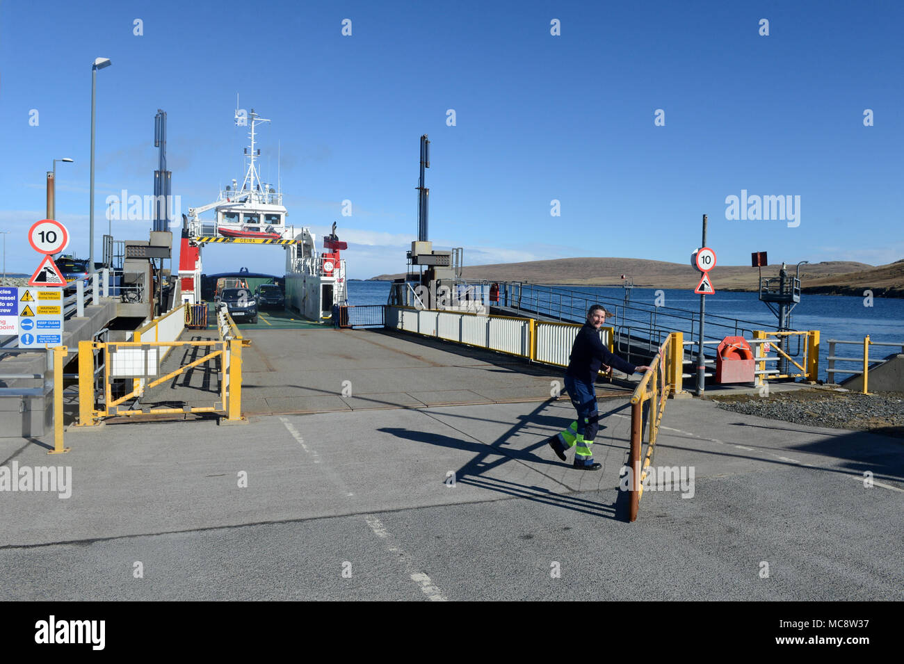 Traghetto in arrivo al terminal del traghetto sul Fetlar una delle Shetland di isole remote Foto Stock