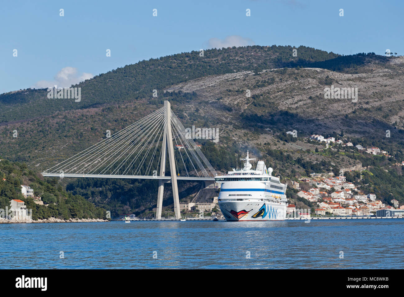 La nave di crociera AIDAaura, Franjo Tuđman Bridge, Dubrovnik, Croazia Foto Stock