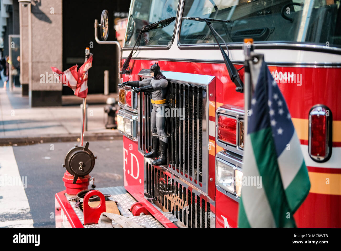Dettagliato, shallow focus del frontale di un FDNY carrello mostra un super-eroe toy attaccato al grill. Carrozzerie dettaglio visibile, visibile in corrispondenza di una giunzione. Foto Stock