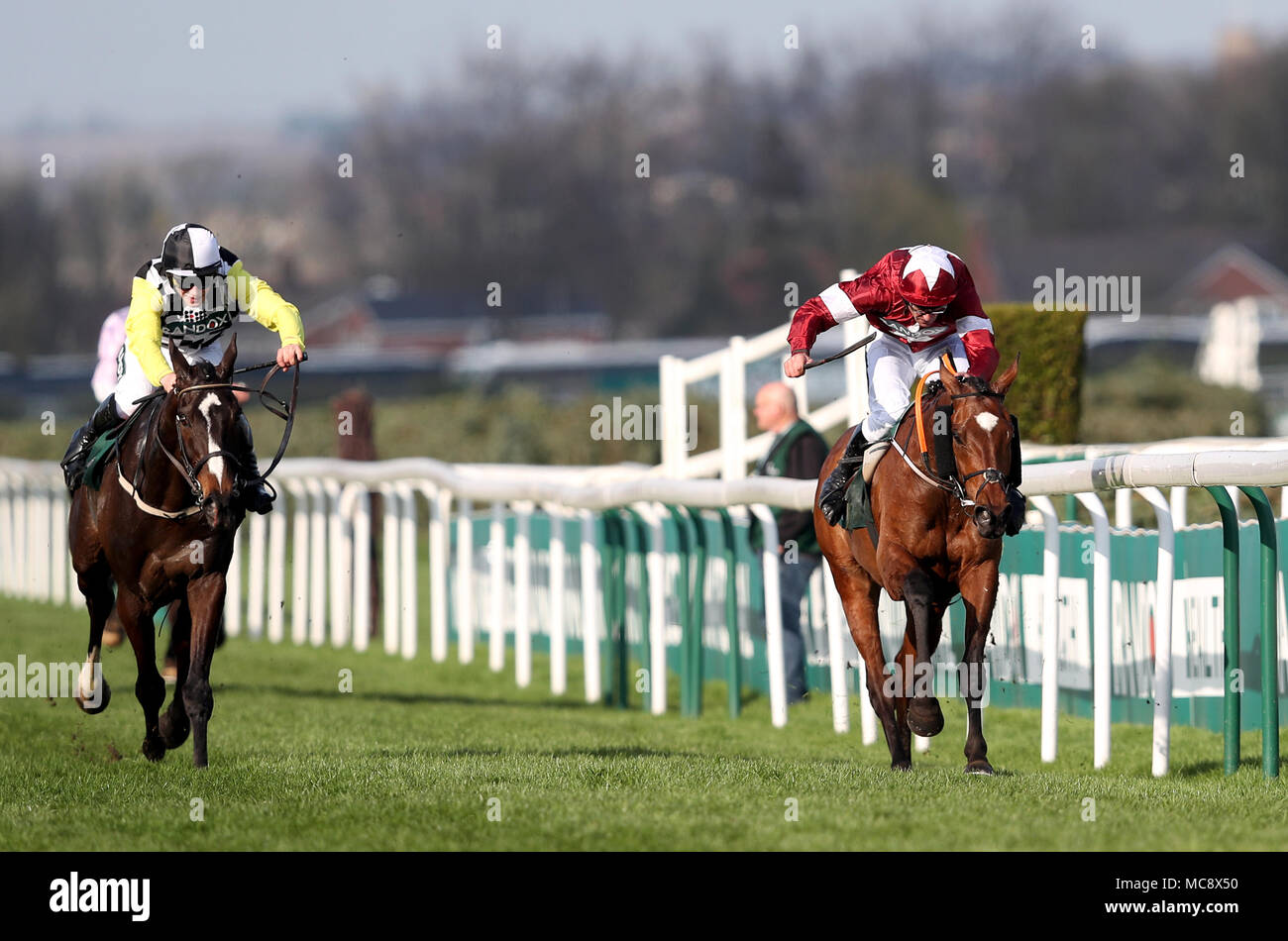 Tiger Roll cavalcato da fantino Davy Russell (destra) vince la sanità Randox Grand National Handicap Chase precedendo la piacevole compagnia cavalcato da fantino David Mullins durante gran giornata nazionale del 2018 Sanità Randox Grand National Festival presso l'Aintree Racecourse, Liverpool. Foto Stock