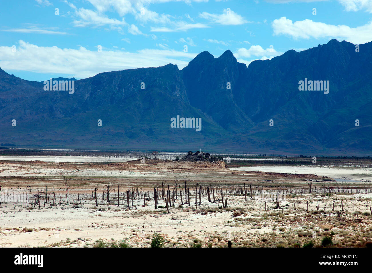 Serbatoio impoverito a Theewaterskloof dam, Western Cape, Sud Africa Foto Stock