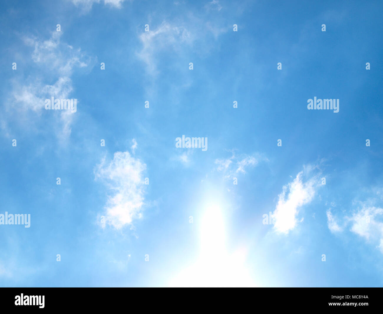 Il sole illumina il fondo del cirro-stratus. Foto Stock