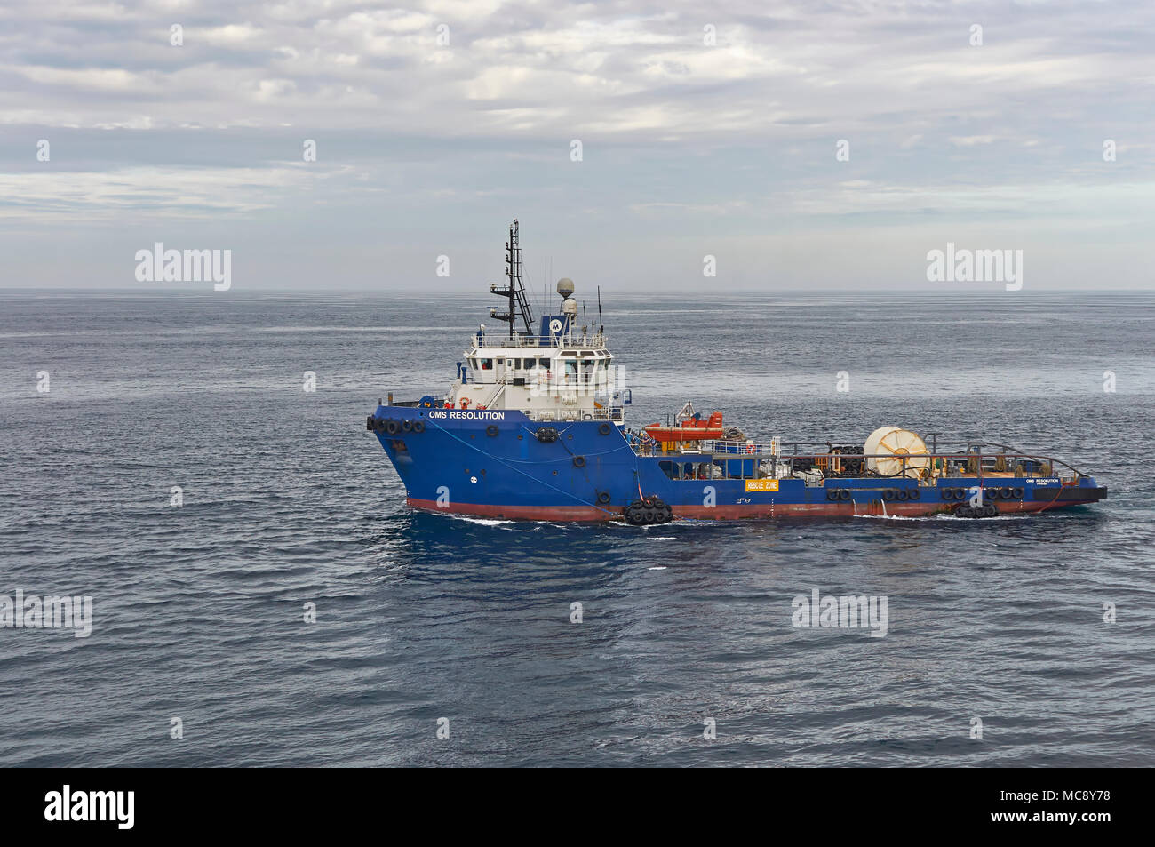 La risoluzione OMS, un supporto sismica Nave inizia il suo approccio alla nave madre per un accanto a operazioni di bunkeraggio in Perù Offshore. Foto Stock