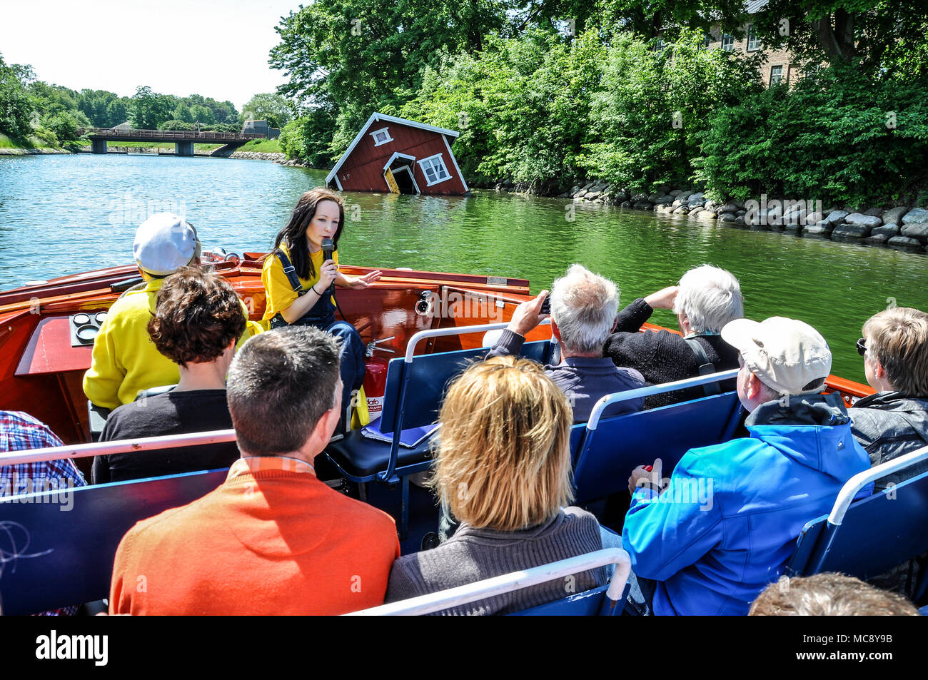 Gita in barca sull'Ostra Hamnkanalen, Malmo, Svezia con guida turistica che parla al microfono e l'autobus che attraversa il ponte davanti Foto Stock