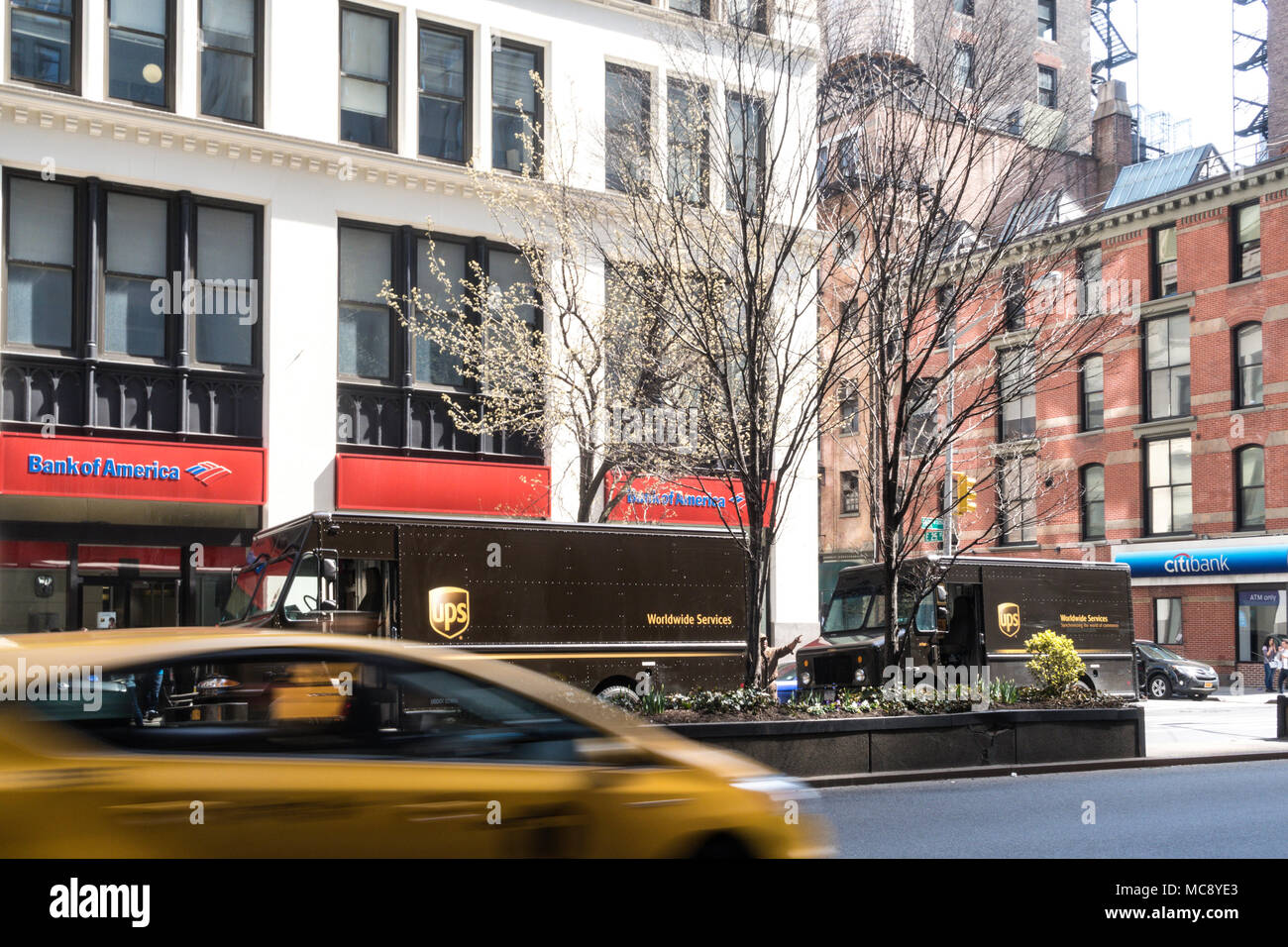 La città di New York Street scene su Park Avenue South a E. 25th Street Corner, STATI UNITI D'AMERICA Foto Stock