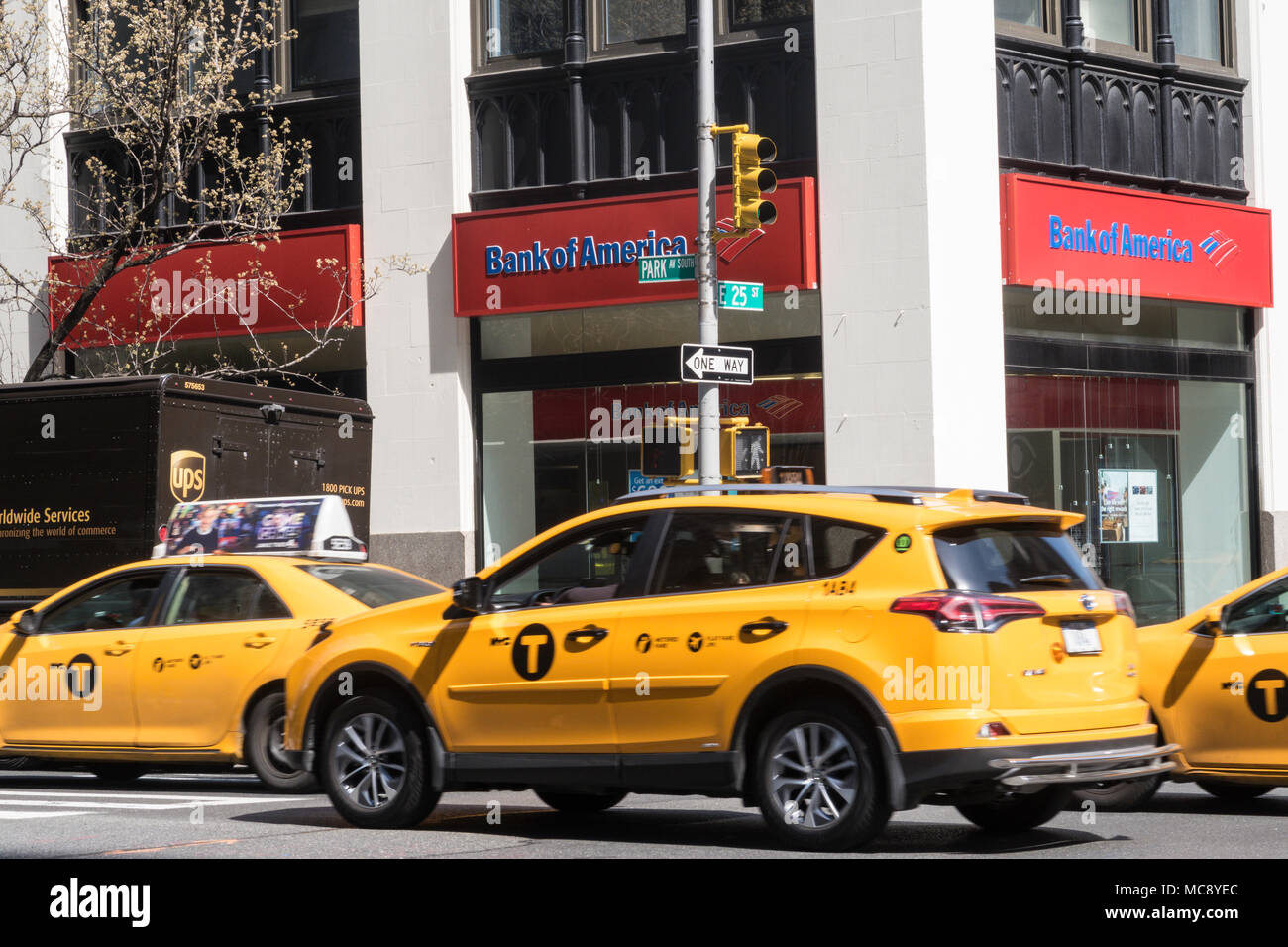 La città di New York Street scene su Park Avenue South a E. 25th Street Corner, STATI UNITI D'AMERICA Foto Stock