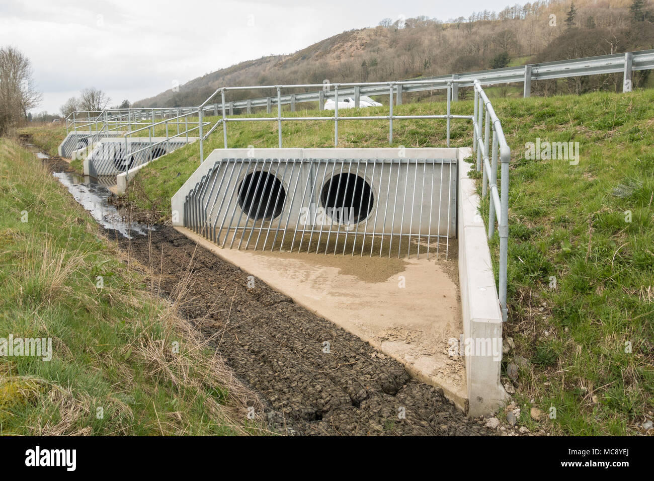 Canali sotterranei di drenaggio sotto un66 strada vicino a Bassenthwaite per impedire allagamento stradale, Cumbria, Lake District, England, Regno Unito Foto Stock