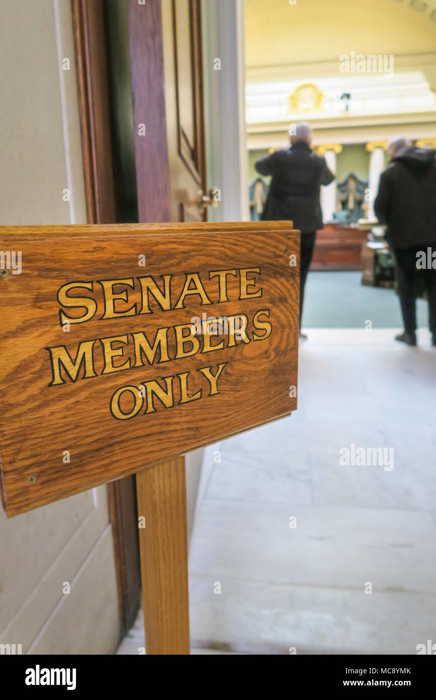 'Senate membri solo segno, interno del Rhode Island State House di Providence, RI, STATI UNITI D'AMERICA Foto Stock