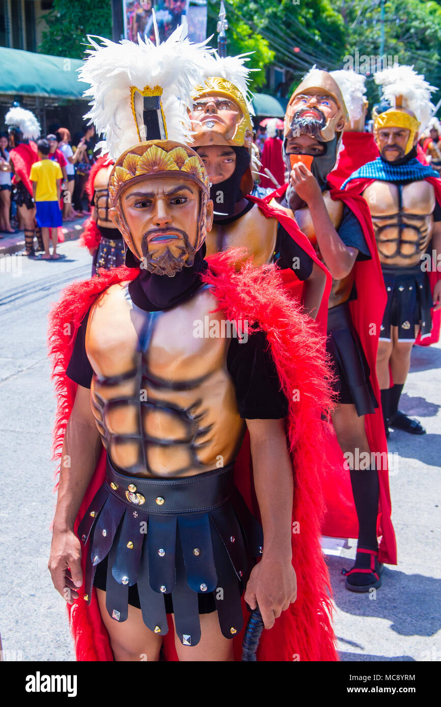 Partecipanti al festival di Moriones nell'isola di Marinduque BOAC nelle Filippine. Foto Stock