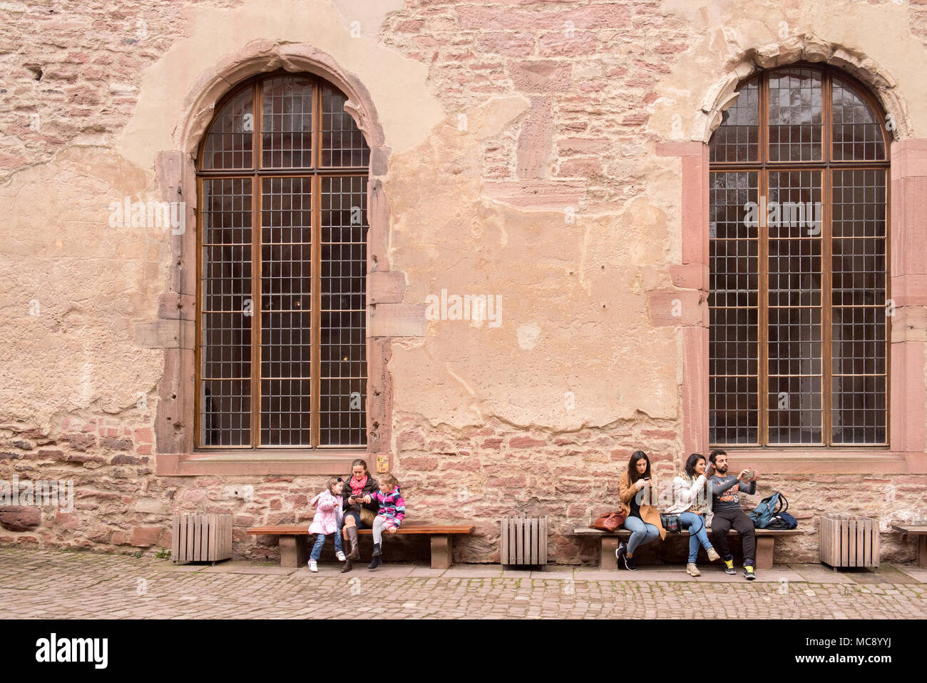 I turisti in appoggio sul banco in Heidelberg Castle,Germania Foto Stock