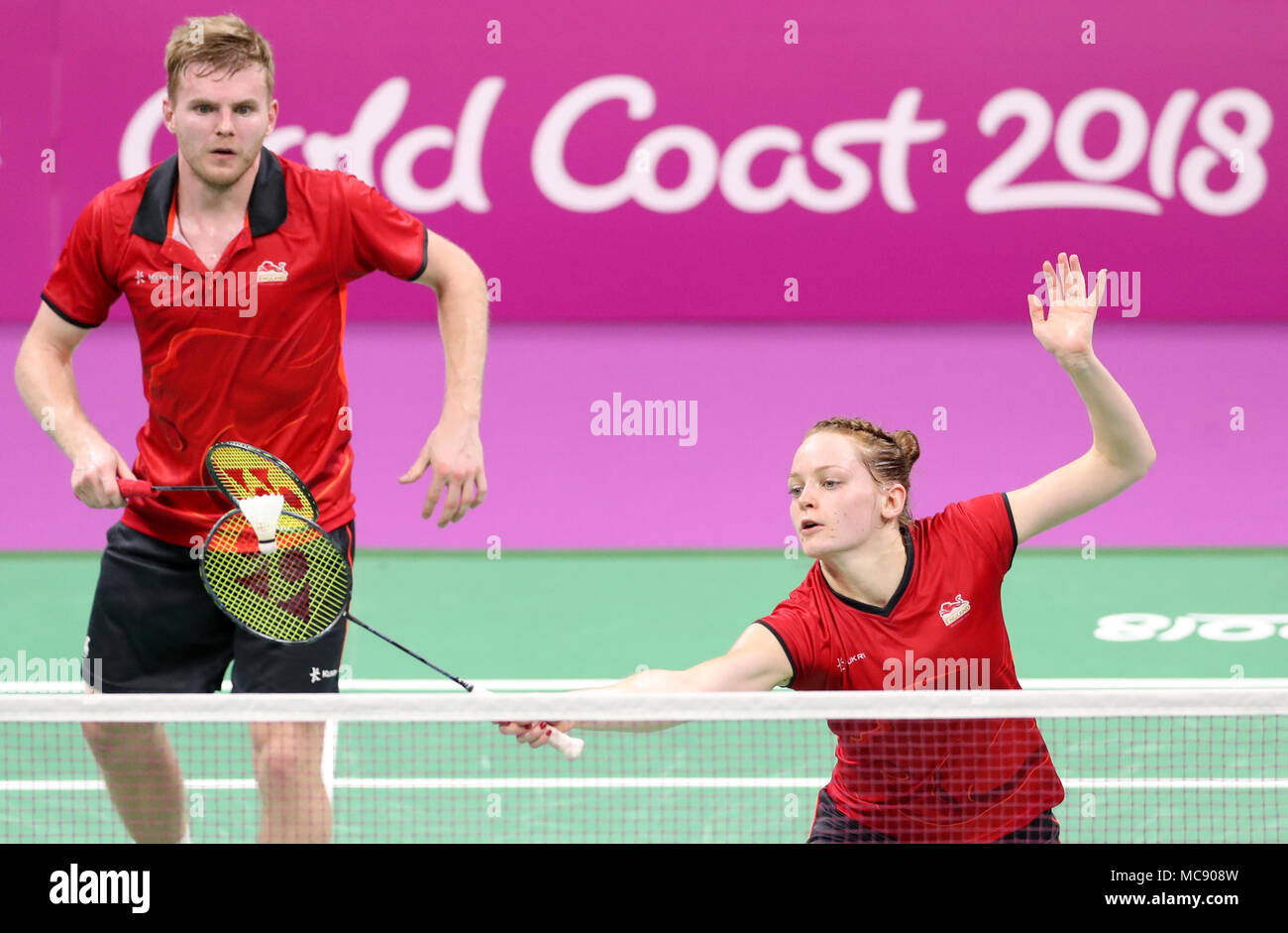 L'Inghilterra del Marcus Ellis (sinistra) e Lauren Smith in azione nel doppio misto medaglia d oro corrispondono a Carrara Sports Arena durante il giorno undici del 2018 Giochi del Commonwealth in Gold Coast, Australia. Foto Stock