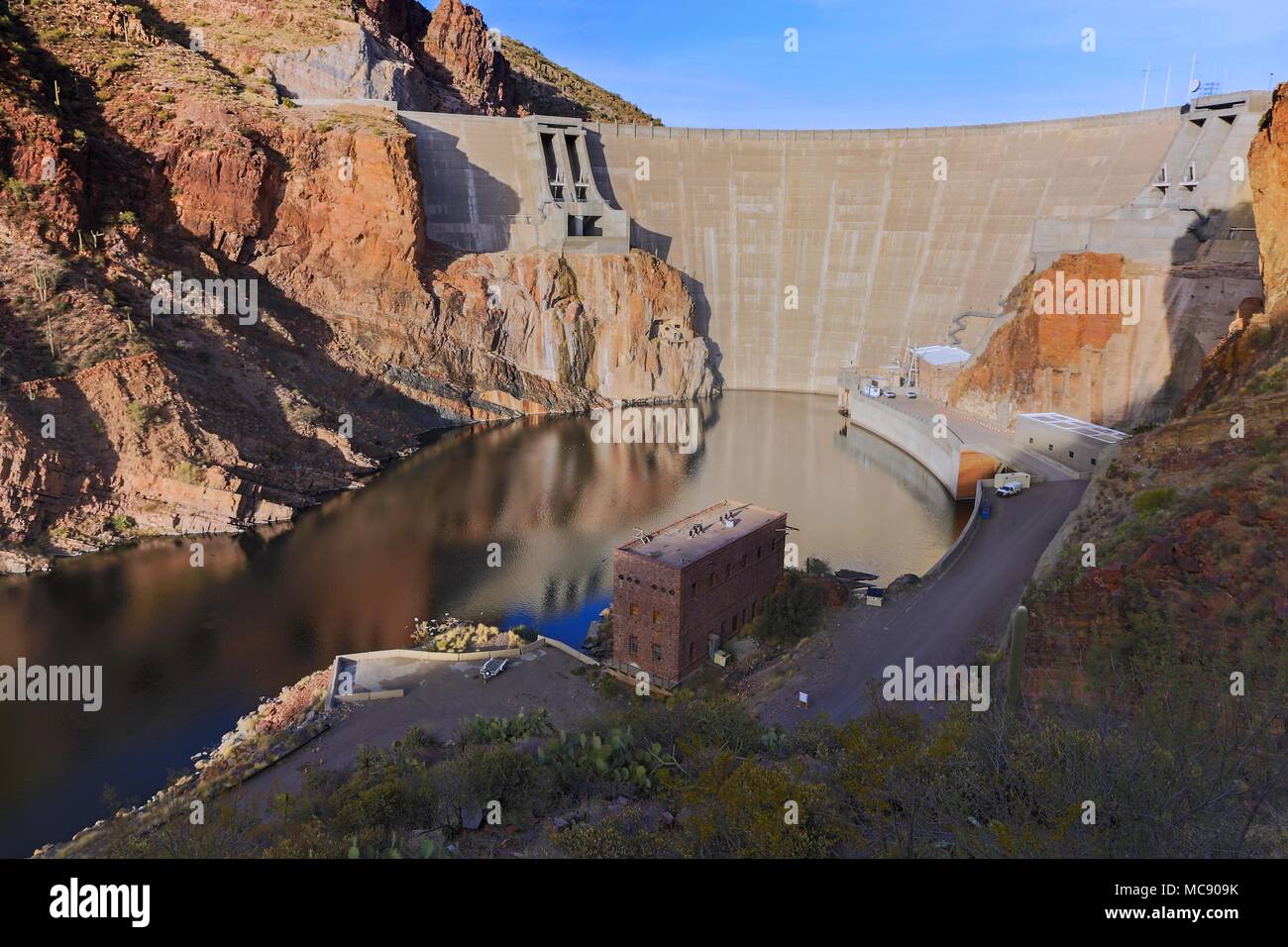 Theodore Roosevelt Dam concrete Structure Viewpoint. Salt River, storico Apache Trail, Superstition Mountains Wilderness Blue Sky Phoenix, Arizona, USA Foto Stock