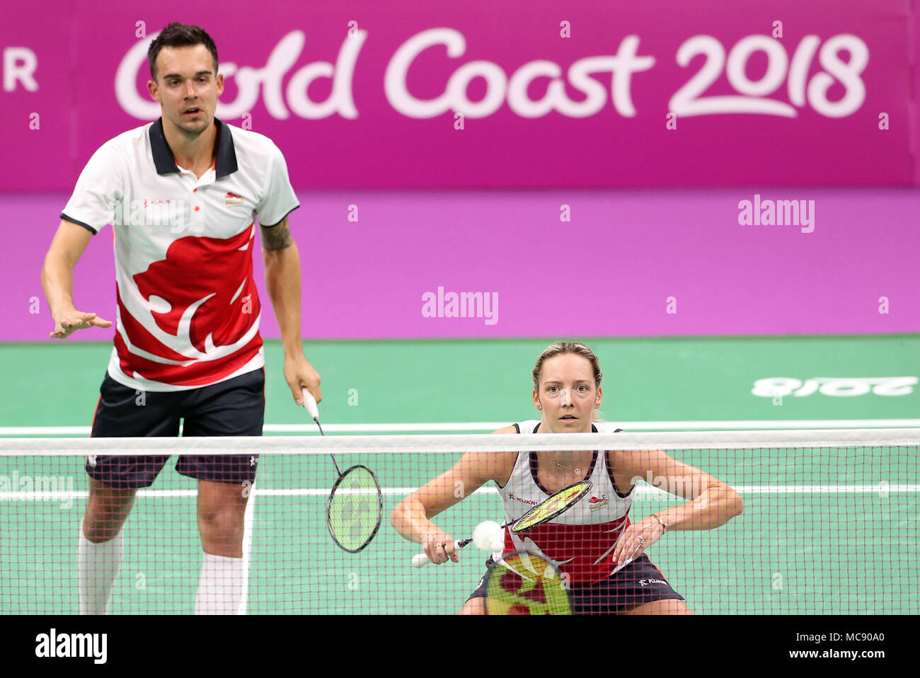 L'Inghilterra del Chris Adcock (sinistra) e Gabriell Adcock in azione durante il doppio misto medaglia d oro corrispondono a Carrara Sports Arena durante il giorno undici del 2018 Giochi del Commonwealth in Gold Coast, Australia. Foto Stock