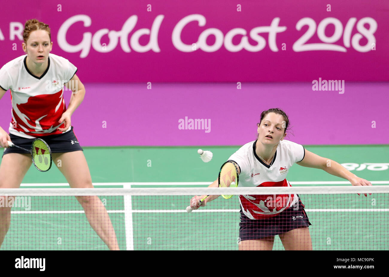 L'Inghilterra del Lauren Smith (sinistra) e Sarah Walker in azione nel doppio femminile medaglia d oro corrispondono a Carrara Sports Arena durante il giorno undici del 2018 Giochi del Commonwealth in Gold Coast, Australia. Foto Stock