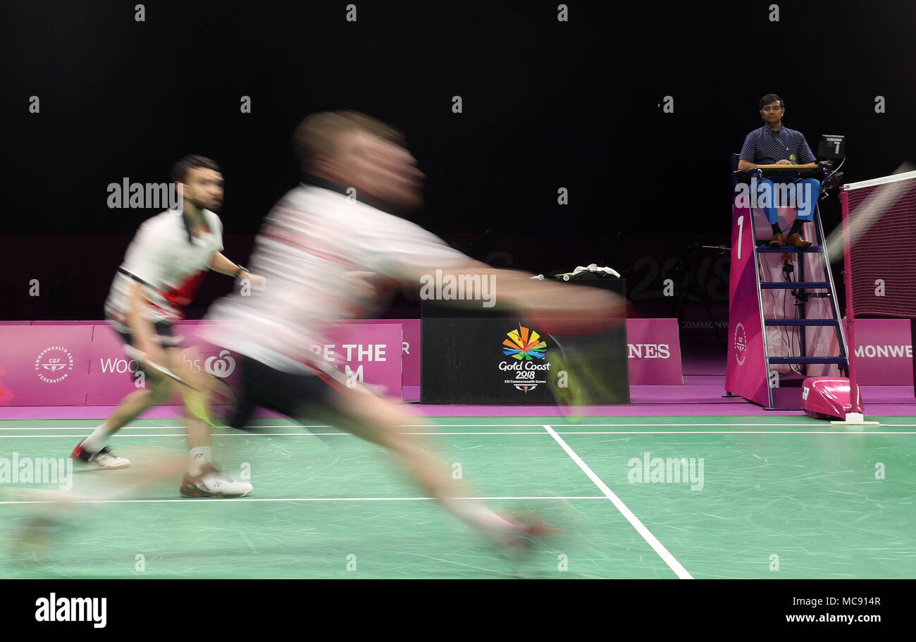 L'Inghilterra del Marcus Ellis (sinistra) e Chris Langridge in azione in Badminton Uomini Doppio medaglia d oro corrispondono a Carrara Sports Arena durante il giorno undici del 2018 Giochi del Commonwealth in Gold Coast, Australia Foto Stock