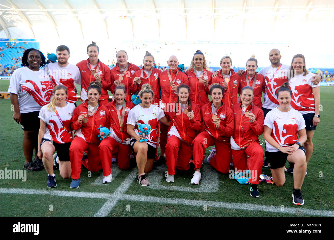 L'INGHILTERRA PER DONNA team Ruby festeggiare la conquista di bronzo in donne del Rugby Sevens al Robina Stadium durante il giorno undici del 2018 Giochi del Commonwealth in Gold Coast, Australia. Foto Stock