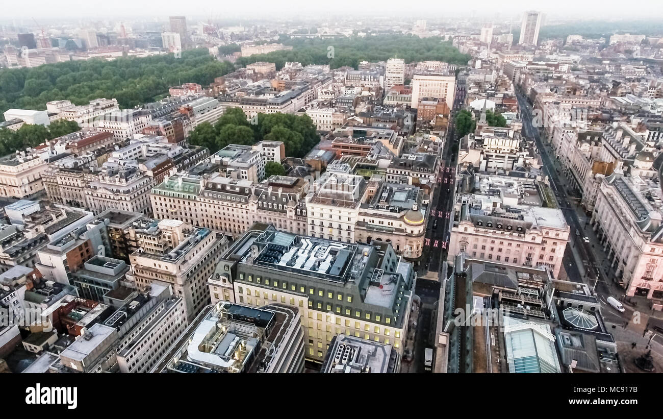 Il centro di Londra edifici Vista aerea intorno a St James's e Piccadilly feat. St James Park e Green Park in background con tetti appartamento Foto Stock