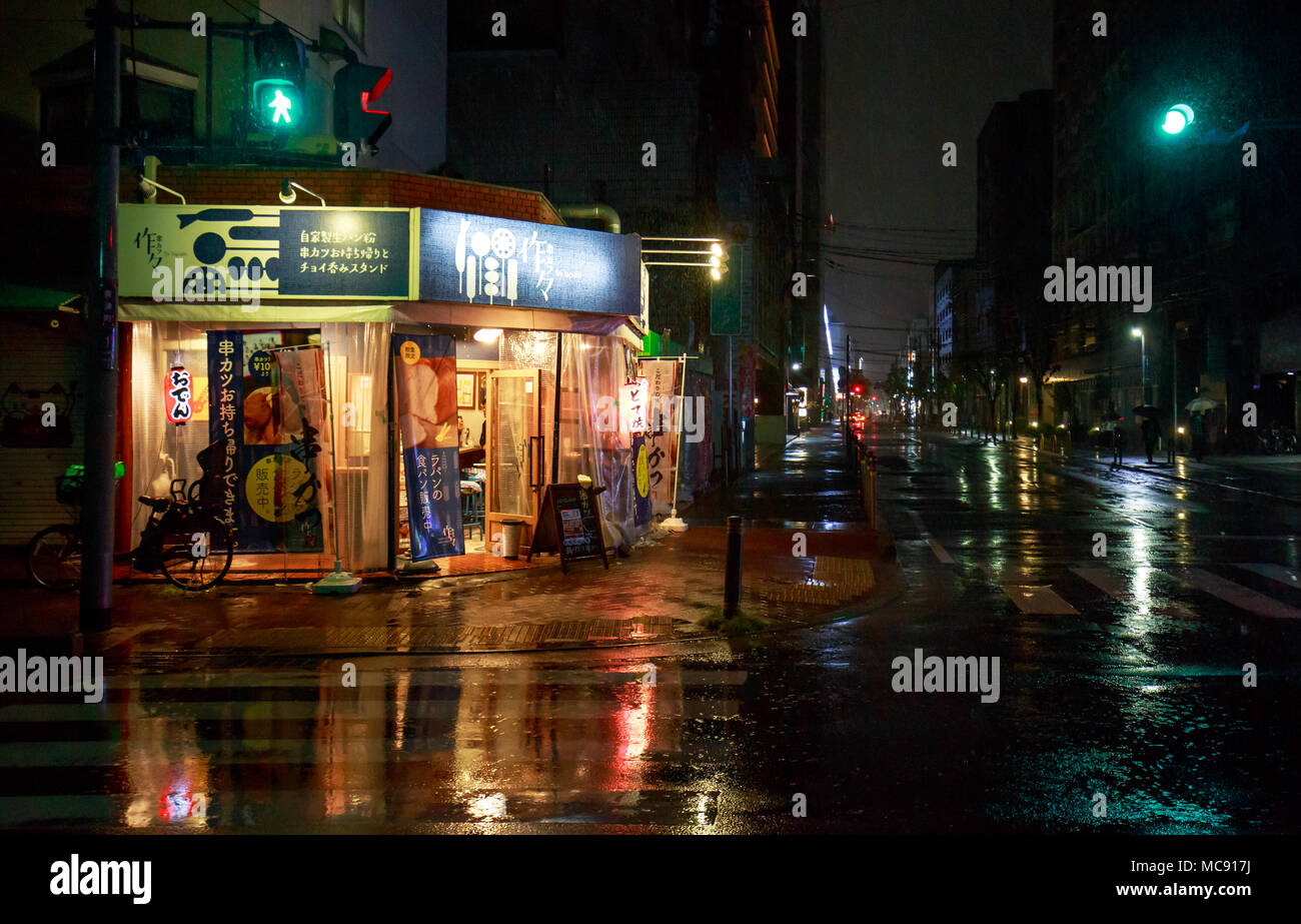 Osaka, Giappone - 14 Aprile 2018: Piccolo bar su una tranquilla intersezione in heavy rain Foto Stock