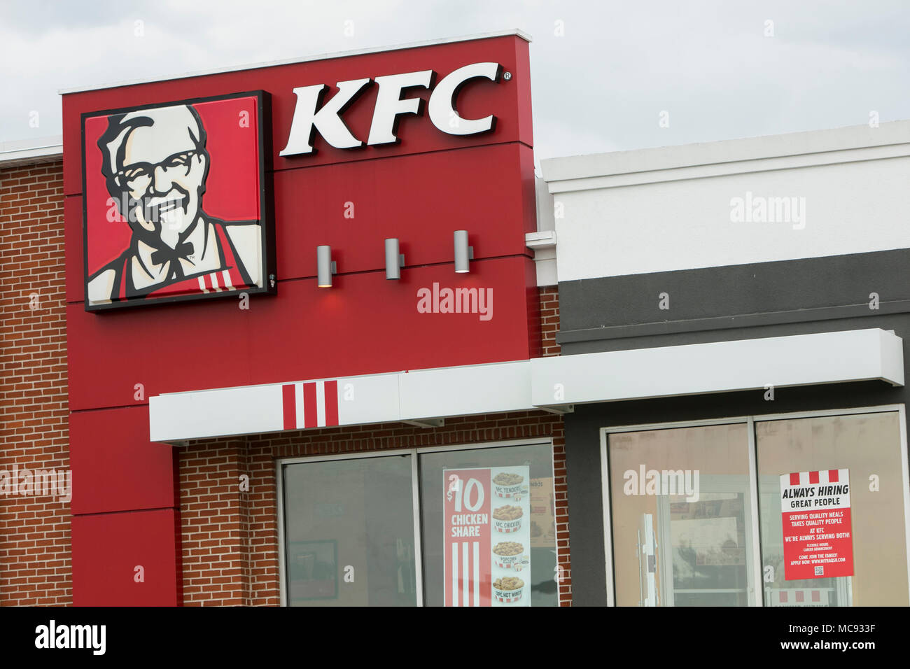 Un segno del logo al di fuori di un KFC (Kentucky Fried Chicken) fast food ristorante posizione in Ellicott City, Maryland il 13 aprile 2018. Foto Stock