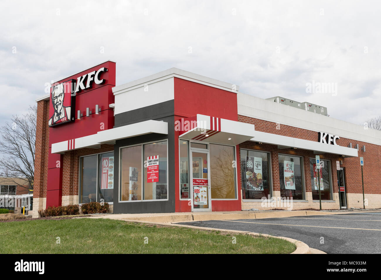 Un segno del logo al di fuori di un KFC (Kentucky Fried Chicken) fast food ristorante posizione in Ellicott City, Maryland il 13 aprile 2018. Foto Stock