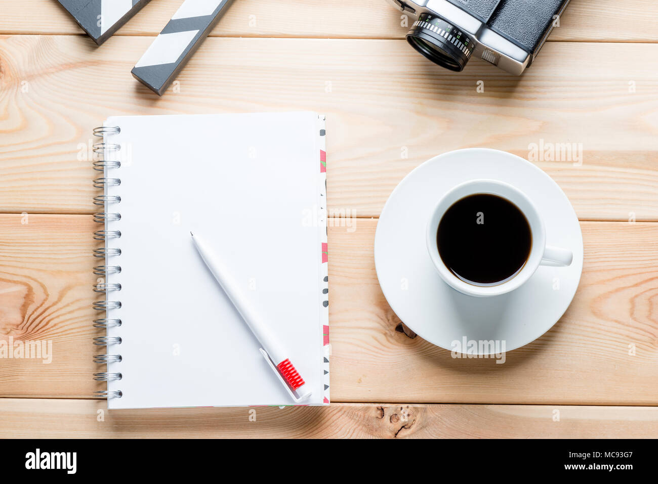 Un notebook su molle dal di sopra, una tazza di caffè e oggetti per le riprese di un film Foto Stock
