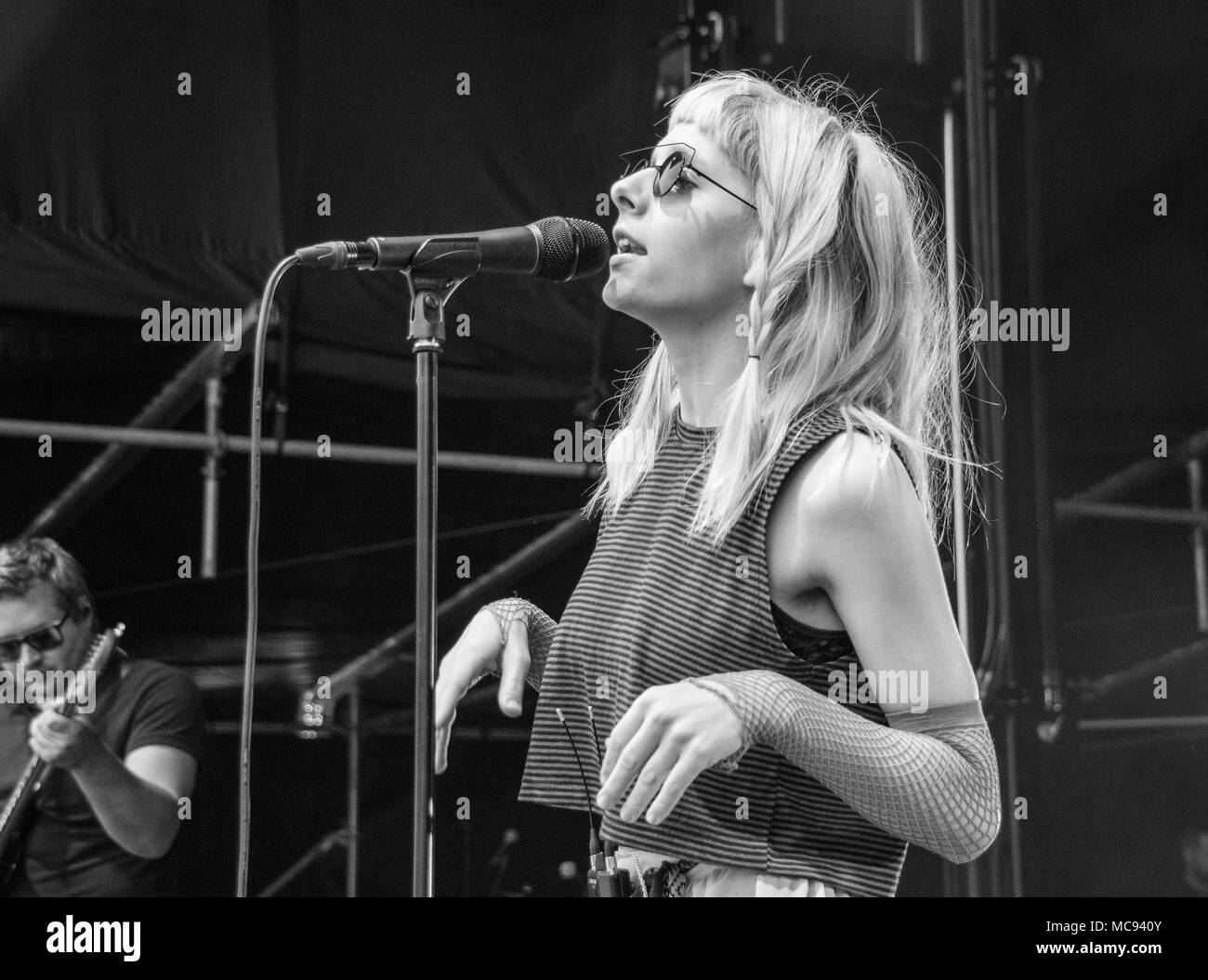 Aurora Aksnes- sound check in Molde Festival Internazionale di Jazz, Norvegia 2017. Foto Stock