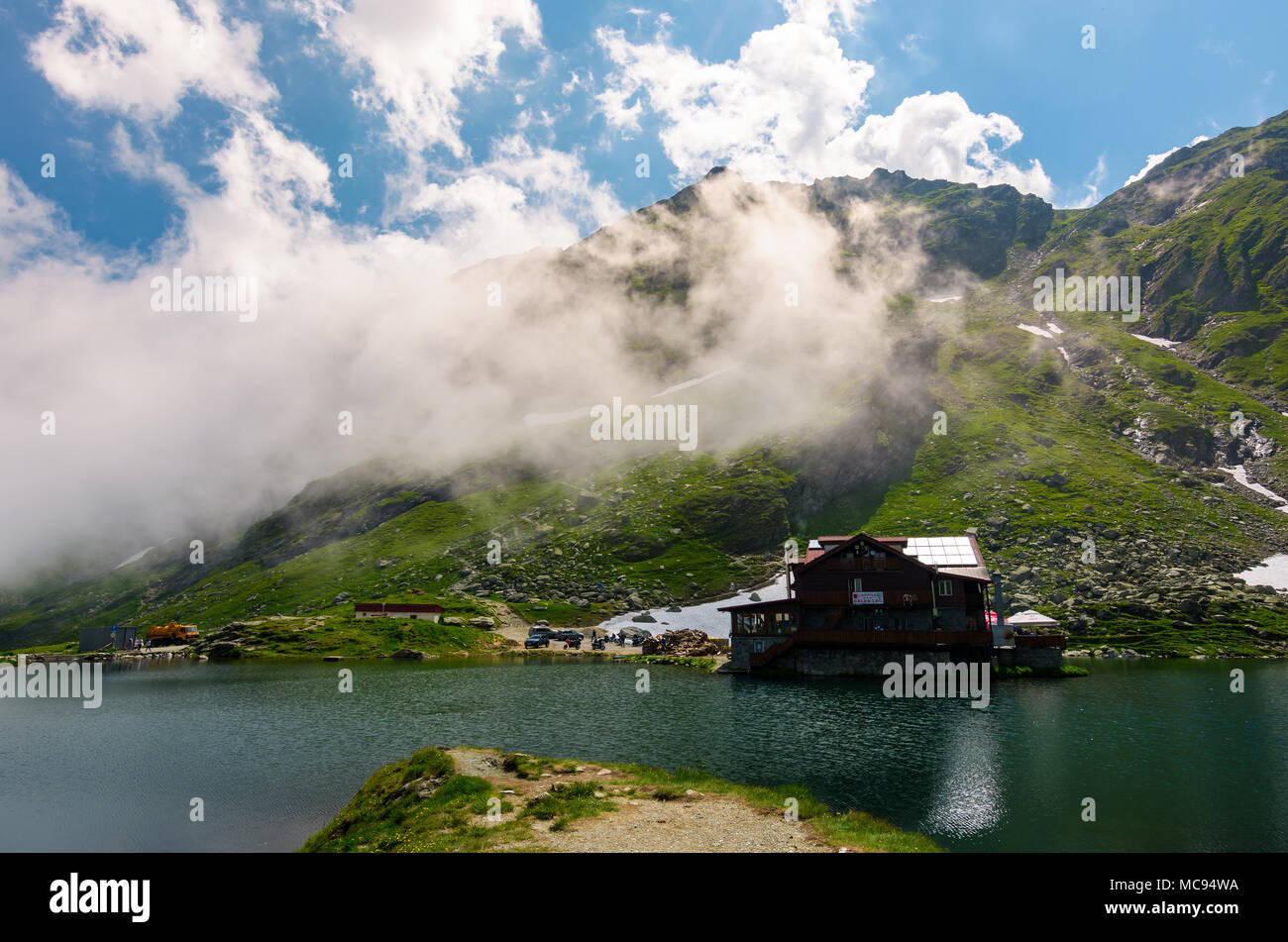 Lago Balea dei Monti Fagaras. incantevole paesaggio estivo con nuvole basse intorno al picco Foto Stock