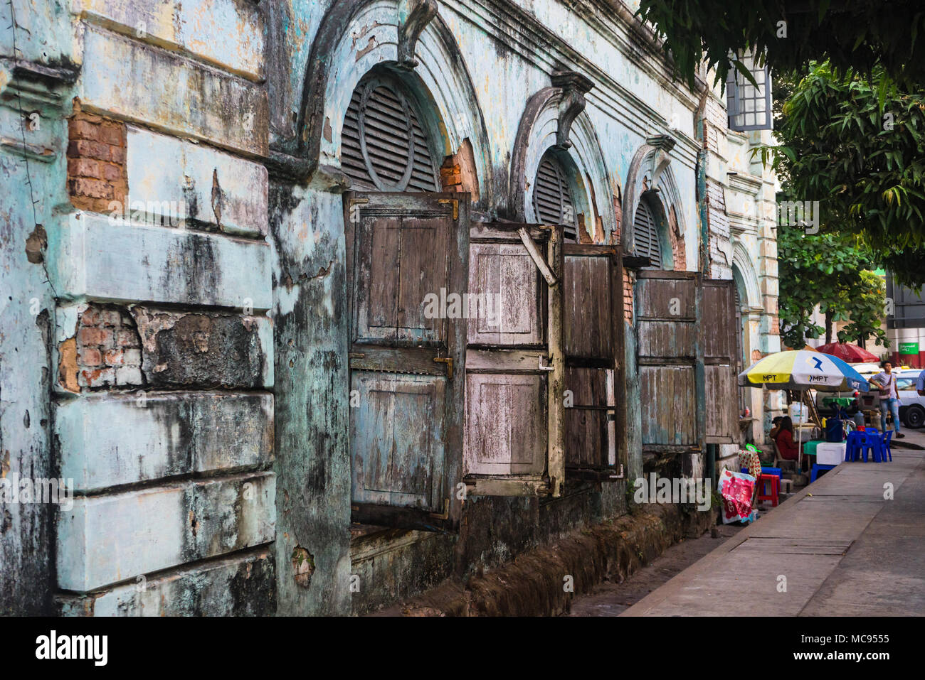 British colonial building (abbandonata) in Yangon (Rangoon), Myanmar (Birmania) Foto Stock