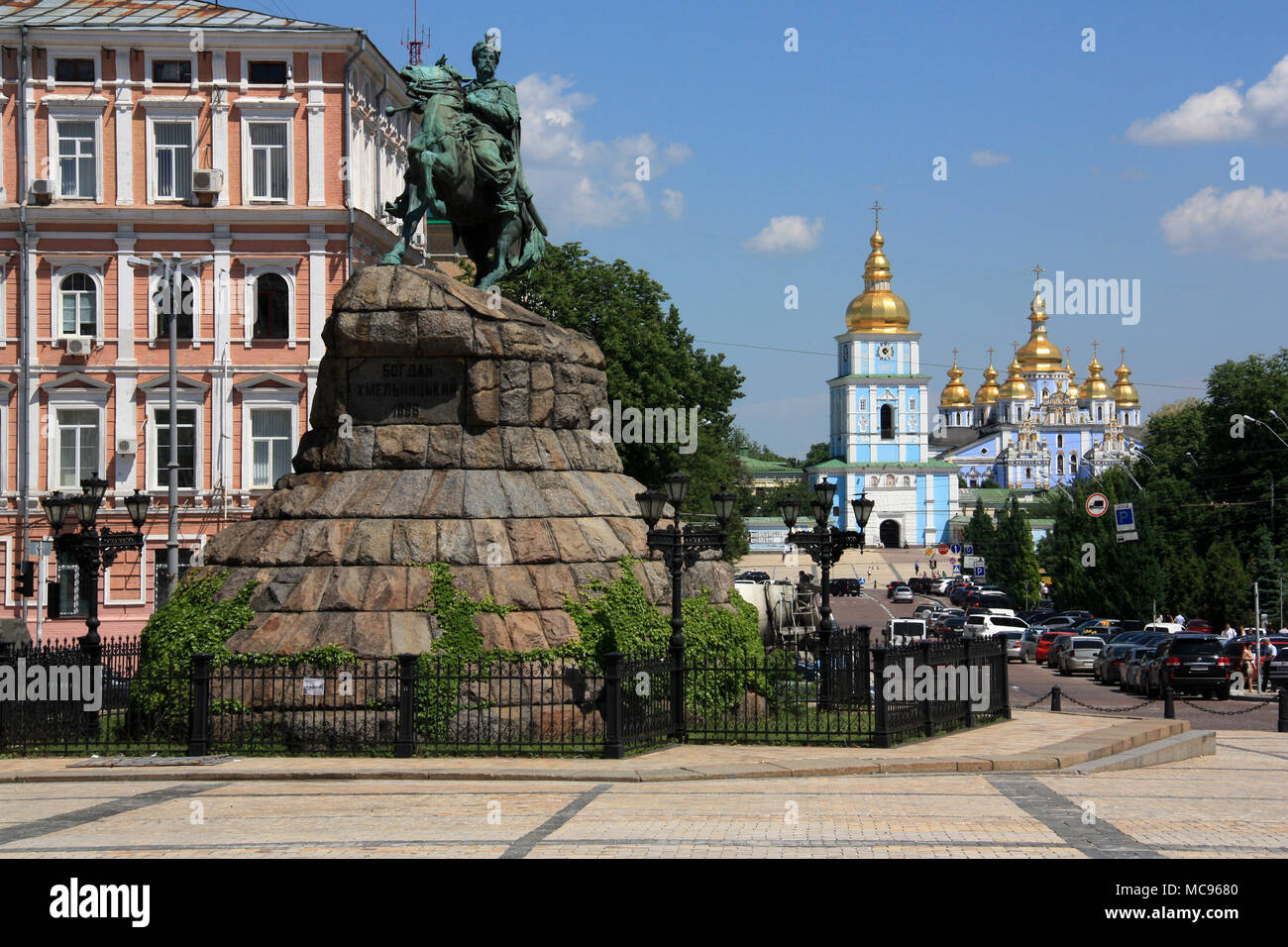 Bohdan Khmelnytsky monumento e la parrocchia di San Michele Golden-Domed Monastero a Kiev, Ucraina Foto Stock