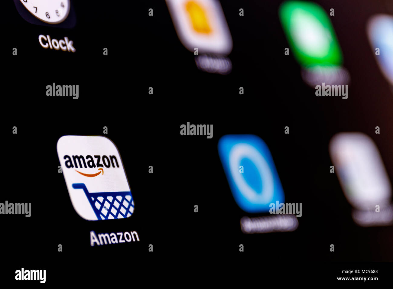 Indianapolis - Circa Aprile 2018: Amazon e Echo Alexa App. Amazon.com è il più grande rivenditore basati su Internet negli Stati Uniti V Foto Stock