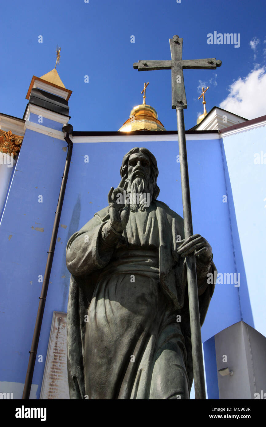 Statua di San Michele nella parte anteriore del San Michele Cattedrale Golden-Domed sui terreni della parrocchia di San Michele Golden-Domed Monastero a Kiev, Ucraina Foto Stock