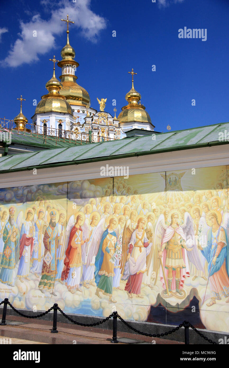 Il Murale in corrispondenza delle pareti esterne della parrocchia di San Michele Golden-Domed Monastero a Kiev, Ucraina Foto Stock