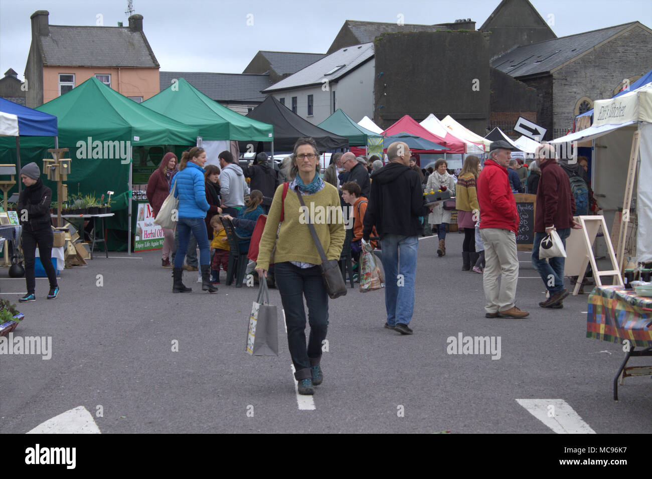 Un paese settimanale mercato alimentare di cibo completa si spegne e pieno di persone shopping e contrattare a Skibbereen, Irlanda,un famoso centro di villeggiatura. Foto Stock