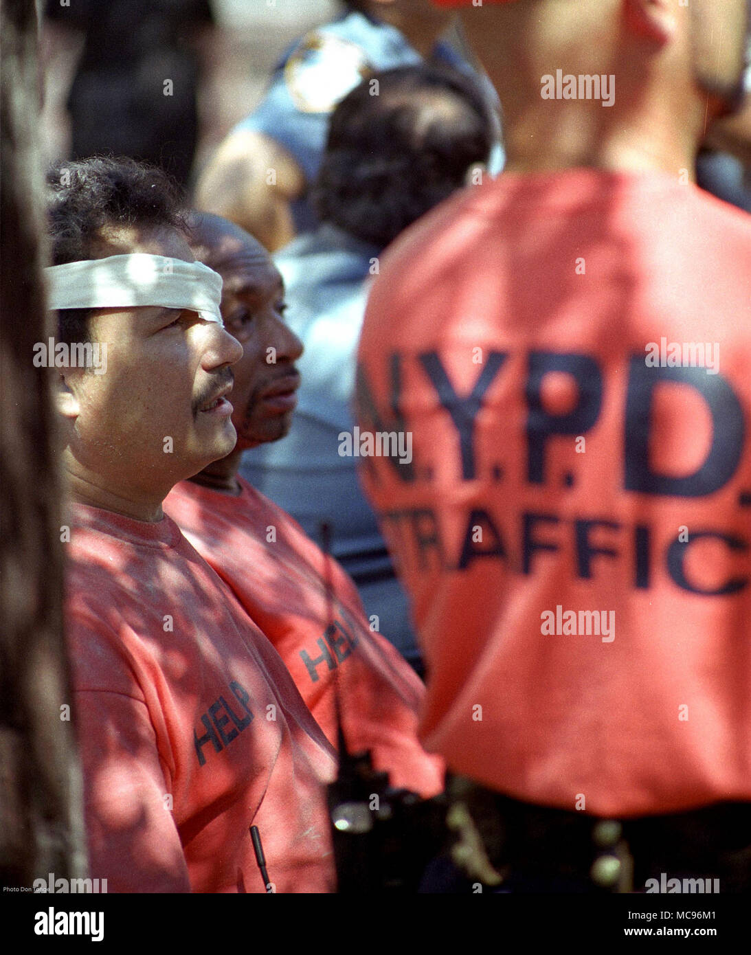 Il traffico di NYPD ufficiali, alcuni feriti e addolorati prendendo una pausa a poche ore dopo gli attentati terroristici al World Trade Center di New York City su 9/11 fotografia DON TONGE Fotografo Foto Stock