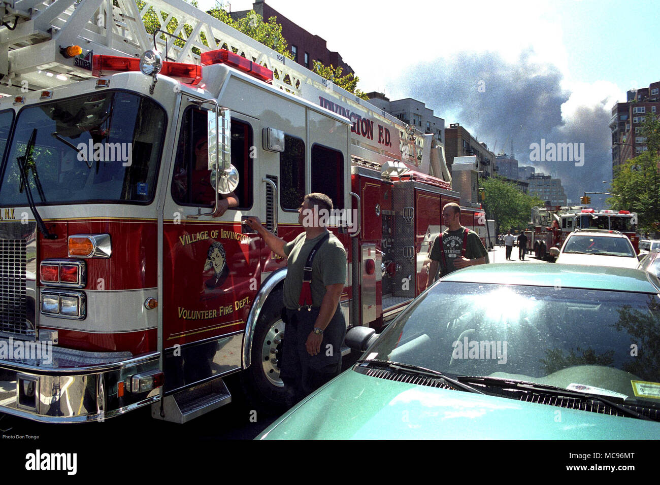 Il Irvington Vigili del fuoco NYC il dazio ad attacchi terroristi contro il World Trade Center a New York City il 9/11 fotografia DON TONGE Fotografo Foto Stock