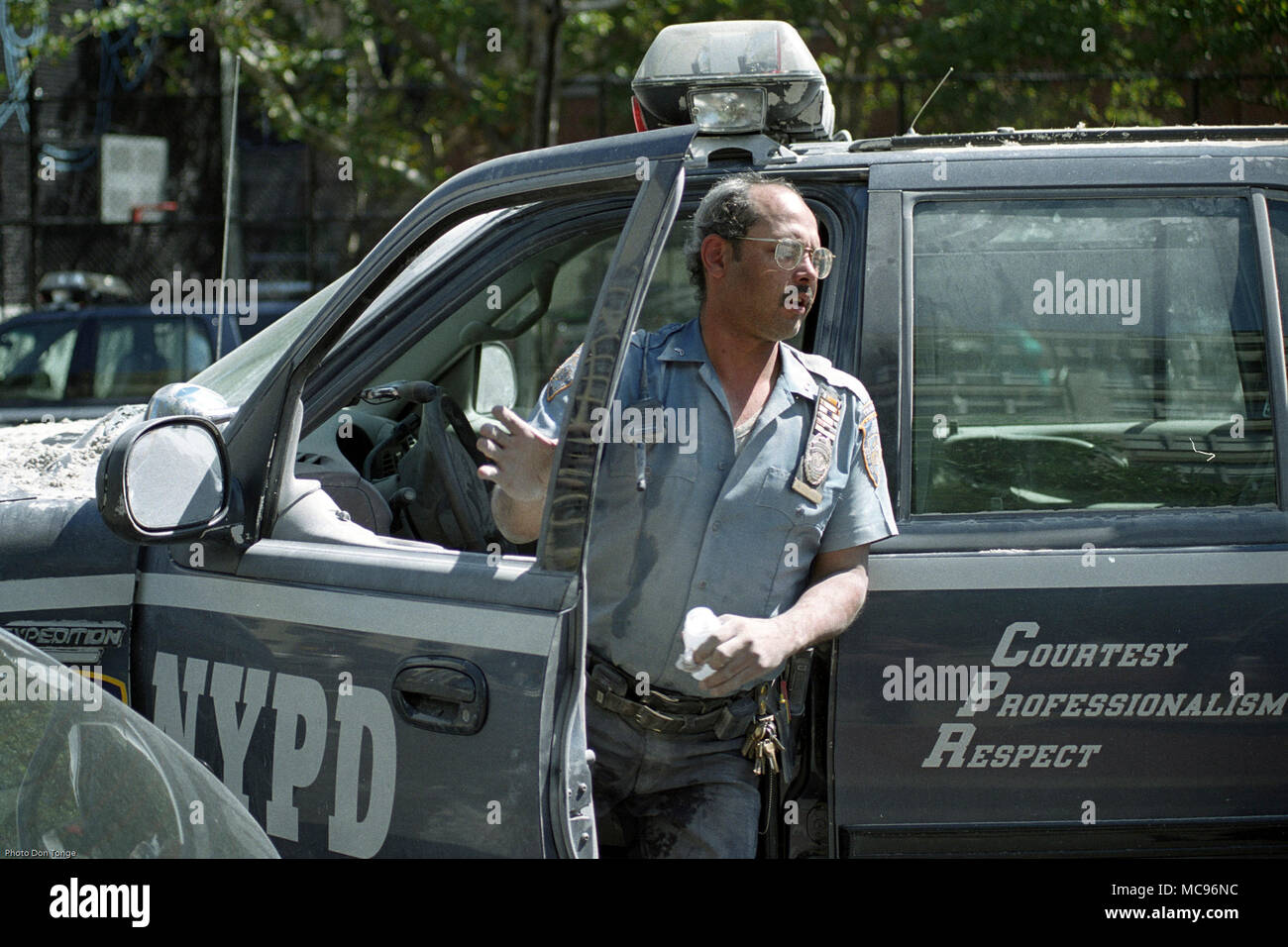 NYPD poliziotti coperti di polvere da attacchi terroristi contro il World Trade Center a New York City il 9/11 fotografia DON TONGE Fotografo Foto Stock