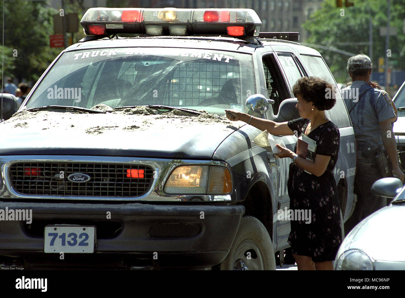 Una femmina di scoop Dust off NYPD un veicolo come un souvenir per mantenere poche ore dopo gli attentati terroristici al World Trade Center di New York City su 9/11 fotografia DON TONGE Fotografo Foto Stock